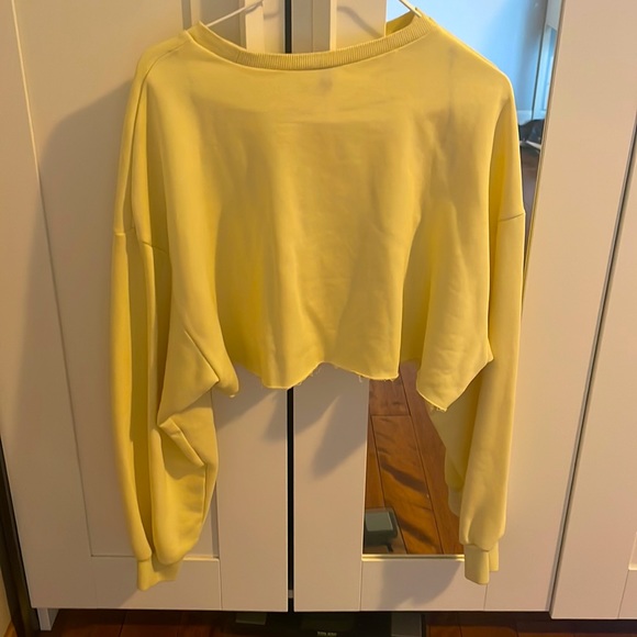 Cropped pastel yellow sweatshirt - Picture 2 of 2